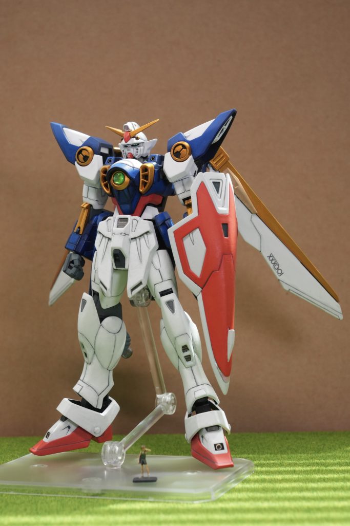 Another fully hand-painted kit completed. For yellow parts I choose to paint it using two kinds of gold, giving a color-scheme close to the classic 1/100 HG kit vibe.