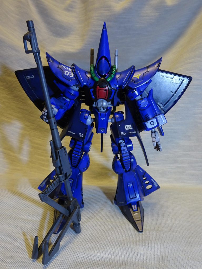 上下のモノアイがそれぞれ稼働するようになっていて脛のスラスターも開閉できるいいキットです。フェダーインライフル持つように手を少しいじってみました。ライフルはフックをつけて、砲口を開けています。