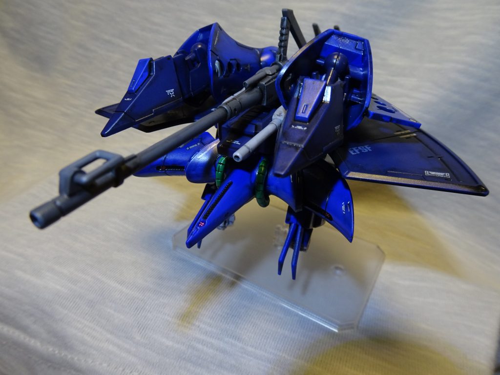 今回Gフレーム初の変形可能モデルみたいです。MA時ライフルどこにつけるのか調べても画像が一切見つかりませんでした。探した資料に「MA時、武器は背面のウェポンラックに装備する。」とあったので自分の解釈でランドセルにネオジム磁石でセットしてみました。あと背中の砲口も開けています。