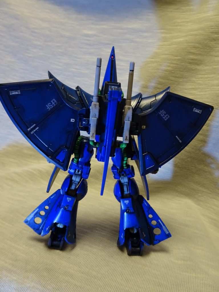 後ろ写真です。ふくらはぎのスラスター穴あけしてパイプ入れてディテールアップしてみました。相変わらず写真へたくそです・・。