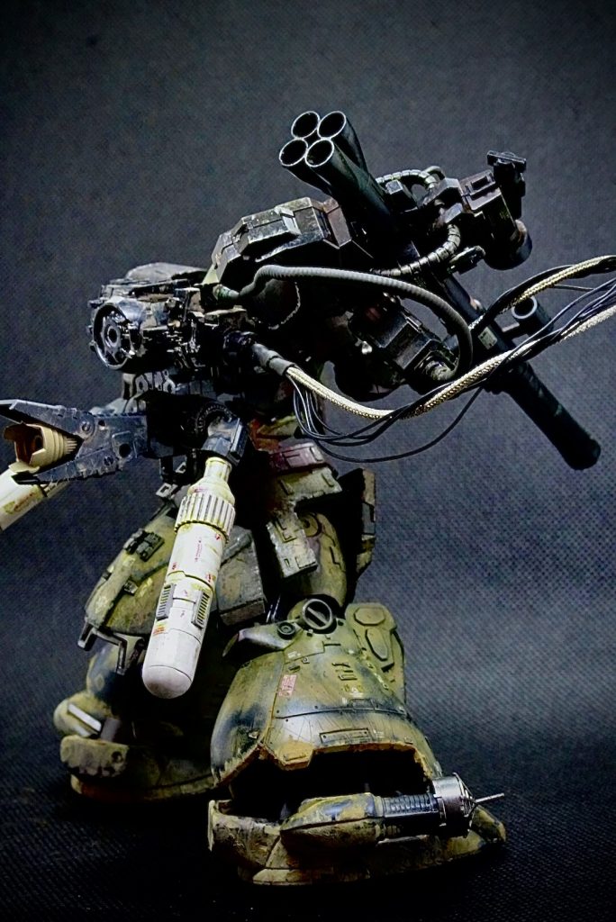 ドムトローペンの顔があったので、ドムみたいなものを作ろうとしたミキシング製作の成れの果て色々やったんですけど、ドムにはドムの腕とドムの脚しか似合わない事を身をもって知りましたというわけで試作型ドムの腕とドムトローペンの脚、ヘルムヴィーゲリン(?)の胴体フレーム、百式の胸アーマー、漏影(?)とサザビーの腰アーマー、30MMのオプションユニット、コトブキヤのブースターキット他、細かい部品を細々と加工してパテ盛りしたりプラ板切ったり貼ったりして作りました。ちょうど、塗装まで終わらせてあった製作途中のジムスパルタン2機と局地ガンダム改の「残党ジオン星人絶対◯すマン小隊」があったので、ドムさんはそのお相手、ゲド要塞守備隊という事で塗装開始。