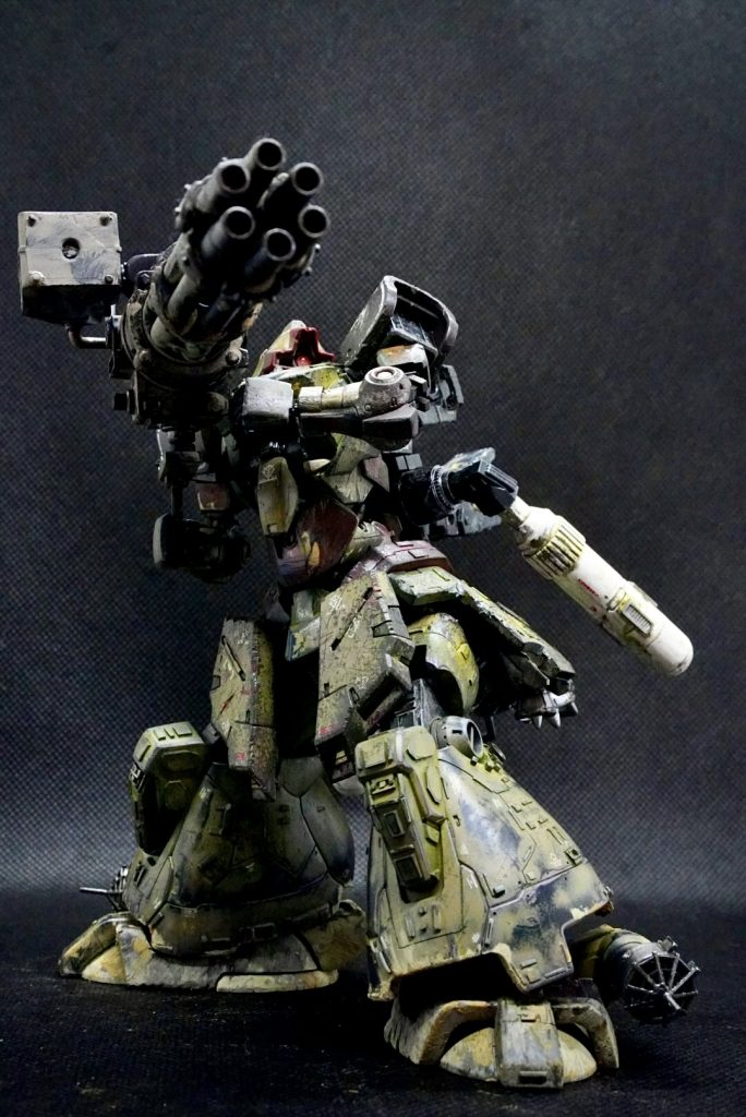 コトブキヤのガトリング持つところないのに持ってる風の構えポーズ。ドムには大火力が似合う