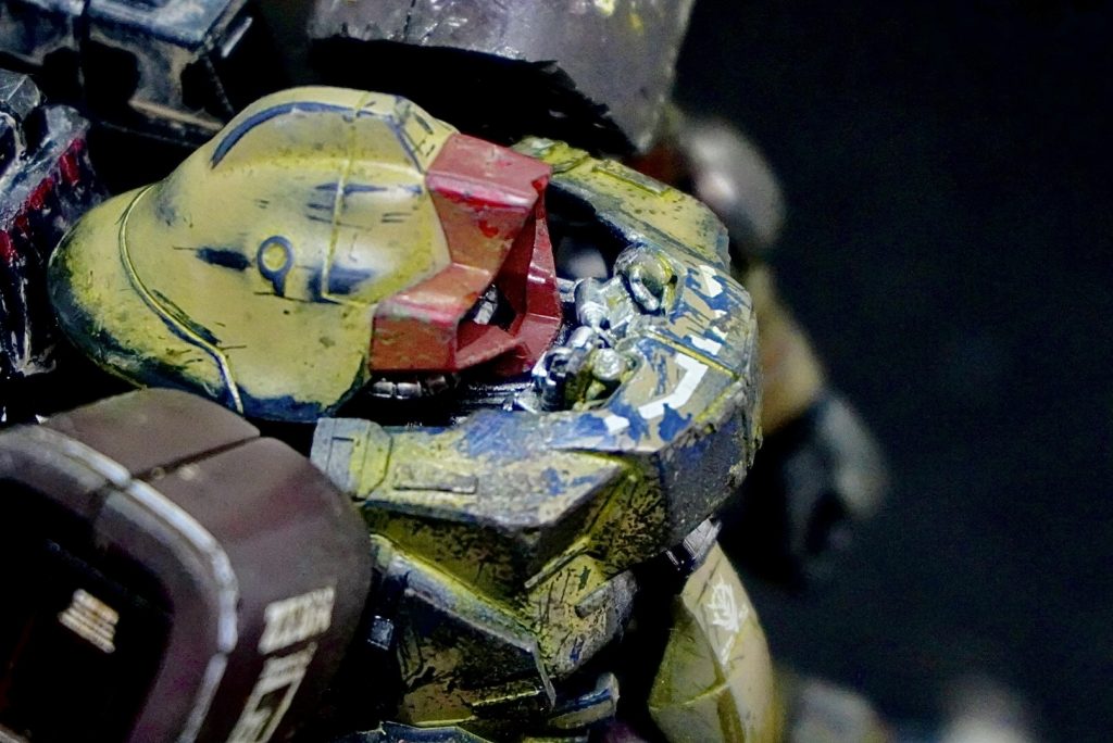 HGリヴァイブ百式の胸アーマを逆に取り付けたんですが、胸元がさみしかったのでなんかしらんメカ部品盛ってみました。視界遮ってますね…