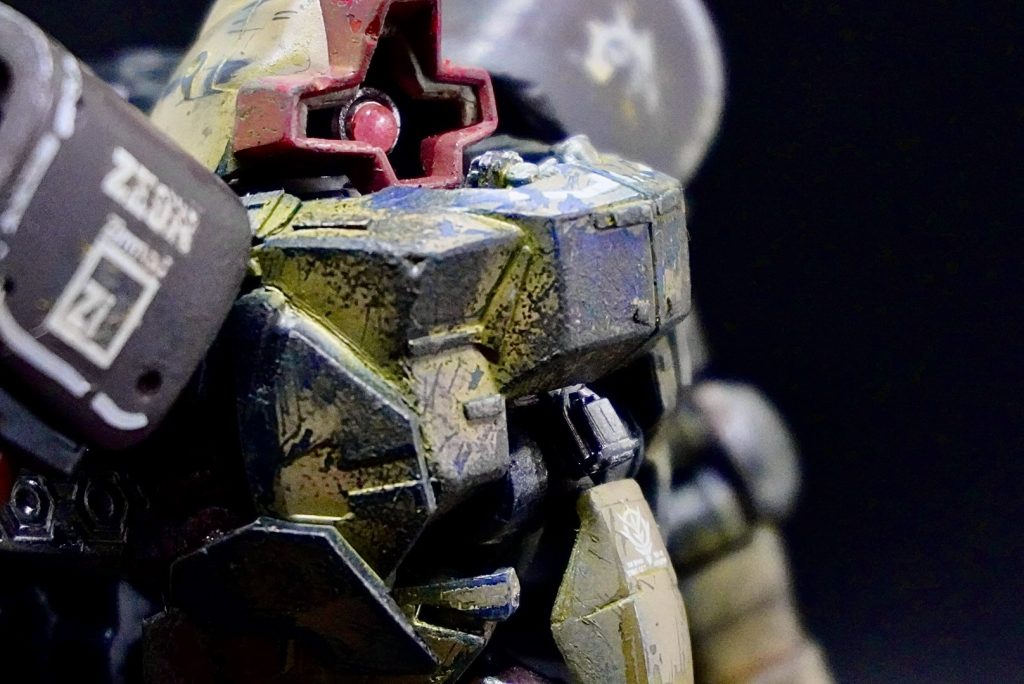 HGドムトロの頭ってモノアイがシールなので、十字に削って中にX方向だけ可動軸追加して4φパイプと3mmクリアレンズでリアルっぽいモノアイに。