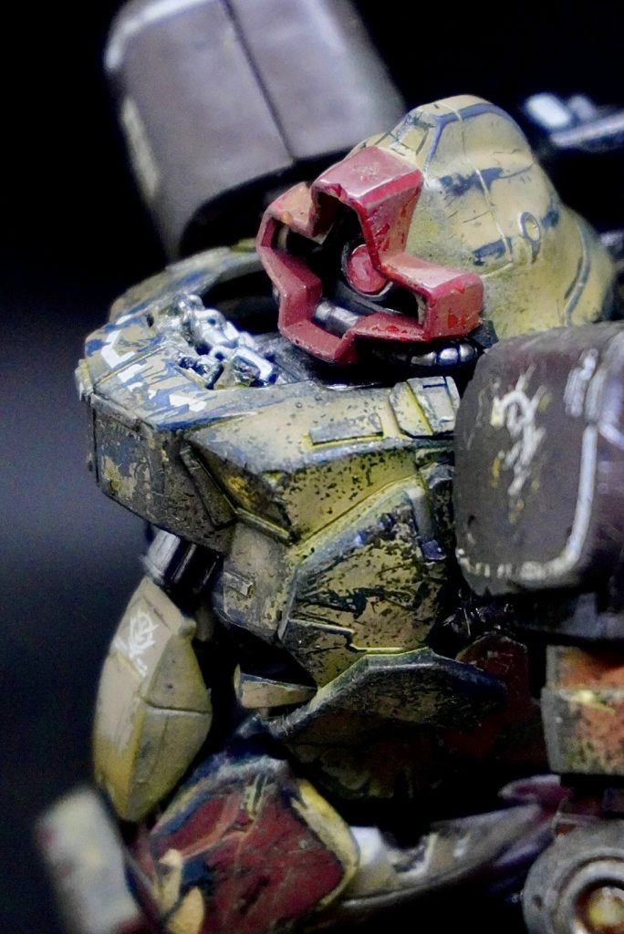 いざ汚そうと思ったんですが、オデッサ敗戦後のアフリカ大陸のジオン軍って補給もままならないだろうなあ、という想いから 「 汚 し す ぎ ま し た」  汚ないガンプラになり、皆様お目汚し申し訳ありません💦とはいえ、これも習作のつもりで。最初は剥げチョロチッピング…のつもりがやってるうちに楽しくなり、リアルなミリタリ系の汚れというよりはファンタジー系の偽リアルな汚れ、剥がれになりました。