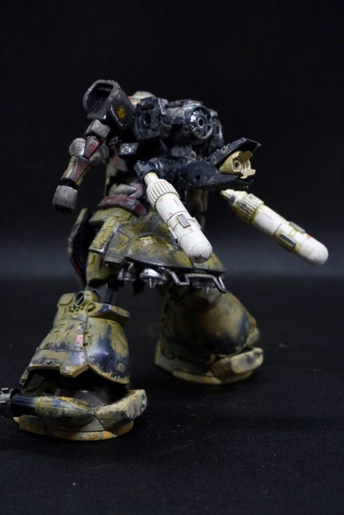 バックパックを同色にするか悩んだのですが、ビームバズーカ用のエネルギー供給のために換装された新規構造物、という構想でアンバランスにしました。伝わらないと思いますが。