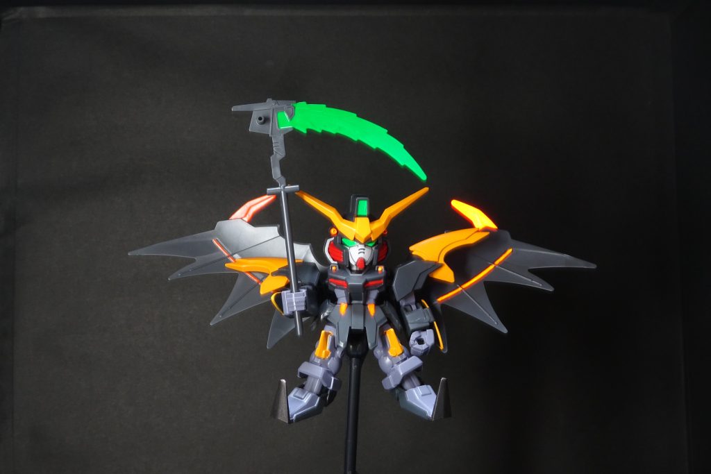 ハロウィン風にポップな蛍光色を差し色に部分塗装。ブラックライトで光らせると、お化けコスプレっぽくなってしまった。