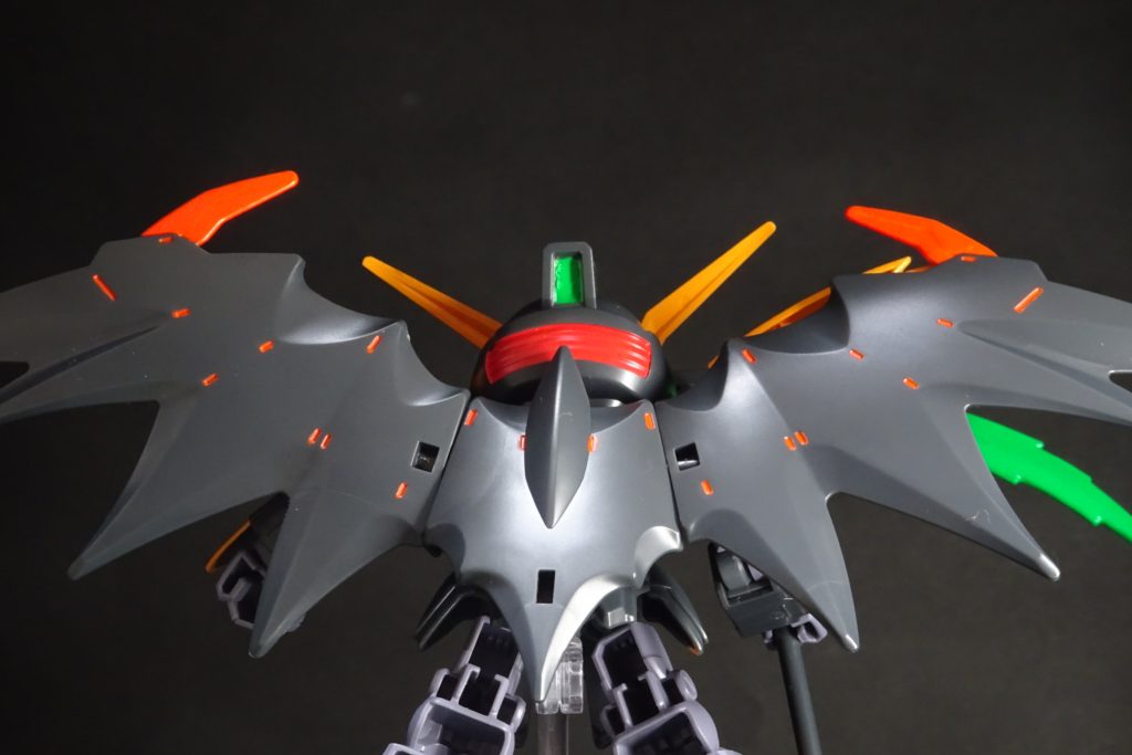 コウモリっぽい羽は、背面も蛍光で差し色に。