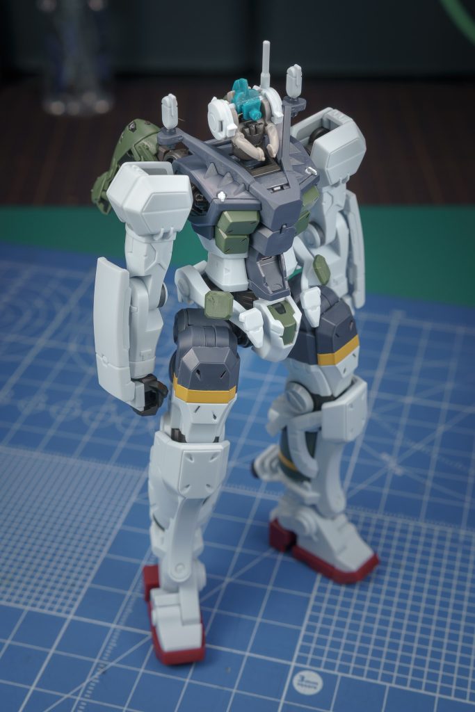 という事で、思い切って細かい所まで貼ってみました。デカールがいっぱいあった方が情報量が増えてかっこいいのですが、この後のデカールの平滑処理を考えると無闇に増やせないとも感じて、なかなかの葛藤でした。実際にコクピットハッチ部分は奥まっていて、クリア塗膜を重ねるのに苦戦。周囲の塗膜を重ねたくない所までクリアが飛んでしまいリカバーが大変でした。この辺は組む前に処理してしまった方が楽だったなぁと思ったので、スガイ機を作る時はその手順で制作しようと思っています。水性クリアを4〜5回吹いたら2000番で慎重にヤスって平滑化。とっても慎重になる部分です。ですが、ヤスってる途中でデカールが取れてしまったり、塗膜が無くなるまでヤスってしまってデカールが荒れてしまったりと大変良い経験を得ました。ええと、作業手順が前後するのですが、デカール作業前に、ミスターホビーの水性ウェザリングペイント(ブラック)をかなり薄く解いた塗料で墨入れをしています。整形色仕上げなのでエナメル塗料が使えないので、水性ウェザリングペイントをしようしました。かなり塗膜が弱いというよりも、水に溶けた塗料の粒子を溝に残しすように置くと言う感じで、ちょっと擦っただけで取れてしまいますし、水性塗料の溶剤であるアルコールで流れてしまいます。ただ逆に拭き取りやすいという特性もあって、ディテールの隅っこに流し込んだら、細いメンボーで拭き取るような作業の繰り返しなので、やり直しも楽で失敗がない点が初心者の僕にはとてもよかったです。 もちろんパーツへの攻撃性もほぼなく割れることもないです。 ただちょっとやっぱ流し込めるくらい薄く溶くと色が薄く、パキっとしたコントラストのある墨入れにはなりませんね。そして、墨入れが終わった後にデカール作業しているのですが、デカールを貼る際の水分で墨入れした塗料が結構流れてしまった箇所がありました... デカール貼りの技術を上げるか、別のマテリアルで墨入れするか.... 今後考えるべき所です。そして仕上げ。デカールの平滑化が済んだら仕上げの艶消しコートを吹いて、組み立てて完成です。本当は前回のRX78-2と同じく水性ウェザリングペイントで少しだけ汚そうかと思っていました。工作の粗も誤魔化せますし雰囲気も良くなりますしね....ただ、組み立ててみたら、案外いい仕上がりだと。このままでもいいのではないかと。そう思えたので、今回はコレで完成としました。最後の作業は愛用のカメラ、SONY α7cでの撮影となりました。