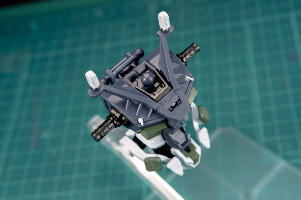 一番最初に素組みのゲルググ(GQ)を見た時に、胴体上面の鎖骨？付近が寂しいなと思っていたので、スジ彫りとホワイトチップの追加、そしてもう一箇所、寂しく思えたのが脚部の脛の下部の方。そこにも丸モールドでディテールアップを施そうと言うのが最初に目標にした部分でした。胴体の筋彫りは正面と並行に脇まで引いて、サイドの段差と繋げる感じで綺麗に収まりました。そしてホワイトチップですが....コレが大失敗となります。失敗した写真はショックで撮り忘れているのですが、微妙に位置と角度、それに深さが左右で違ってどうにもカッコ悪い仕上がりになってしまい、これはダメだ。と部品請求するかーと手続きし終わった後に、どうせ失敗ならもうちょっと派手にパーツを組み込んでみようと思い立ち、脛部分の加工と同様の丸穴に丸棒の加工に変更してみました。失敗した部分を削り落とすように1.5mmの穴を開け、そこを面取りしPLAISM FACTORY製のPFドックノード[A]1.5mmを差し込みました。当初の予定よりも目立つパーツになってしまいましたが、これはこれで良い感じに収まったのでよしとしました。失敗から得られるリカバー力を次の糧に。と、僕の好きなモデラーさんがおっしゃっていた事を思い出しながら作業していた甲斐がありました。◼️前回以上の部分塗装による塗り分けしよう！