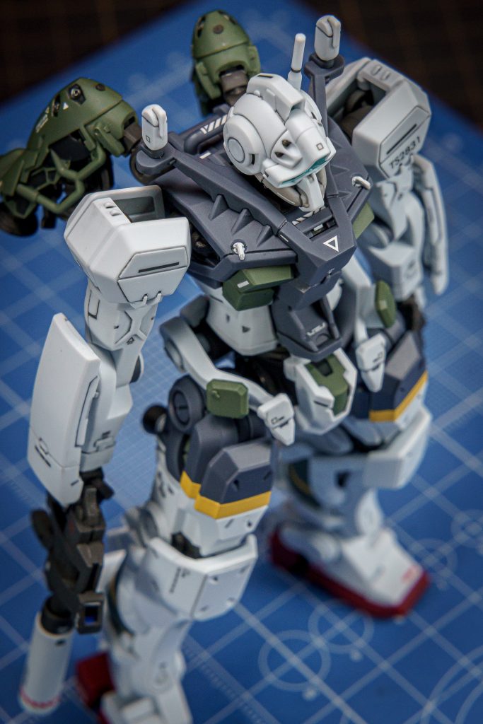ガンプラの撮影では、この感じの俯瞰が好きな構図の一つです。それでは制作の記録です。長文駄文ですが、お付き合いいただけると幸いです。◼️背面スタスターの大型化!