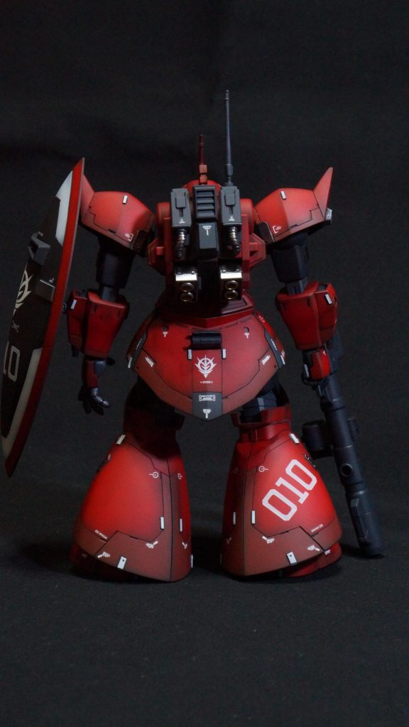 背面右脚の「010」はキット付属のマーキングシールです。シールドと右肩もそうなのですが、すべて余白部分を切り取って使っています。初めて?マーキングシールの上からトップコートを吹きましたが、特に問題なくできました。一応最初は遠目から砂吹きっぽくして保護膜を作ってから塗るようにしました。