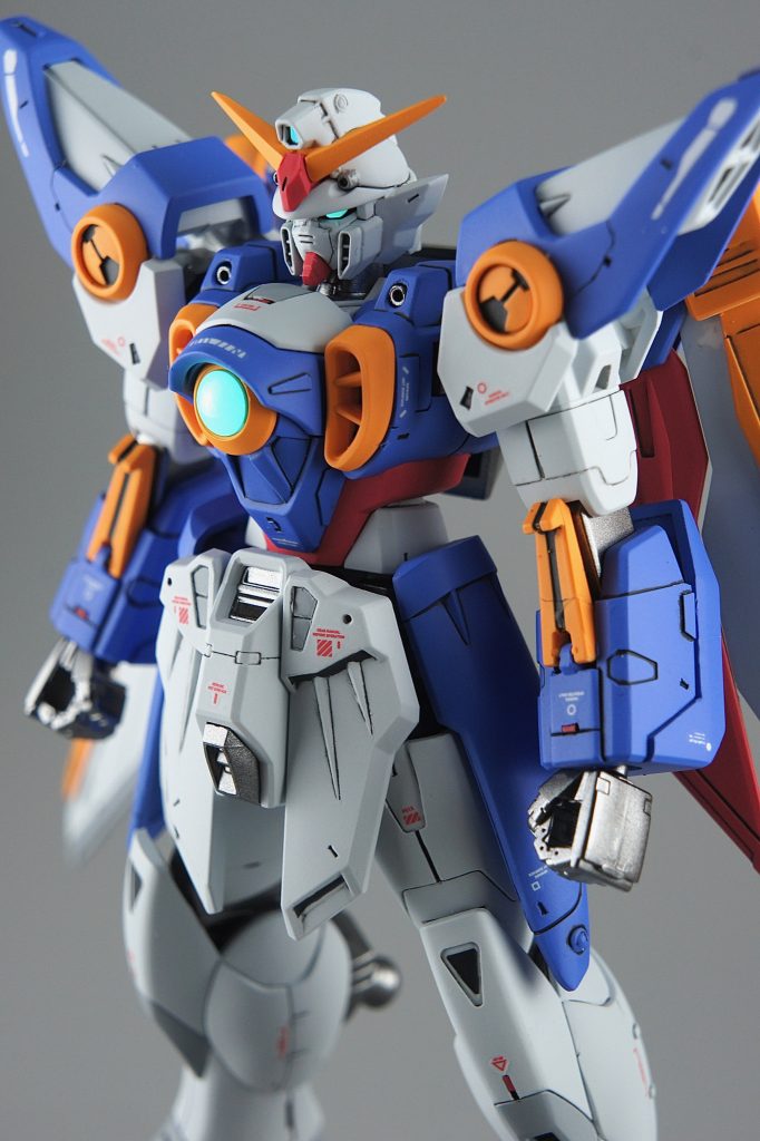 カラーリングは、GFFやEW版を参考にしています。ツインアイの周囲の空洞をどうするか?悩みましたが、エナメルの黒で塗りつぶすことで、暗黒空間にすることができました。プラで埋めるのは難儀しそうなので、これが手軽で良さそうです。