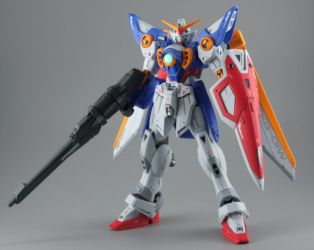 合わせ目はほとんど出ない優秀なキットなのですが、ライフルはモナカの2パーツ構成でした。これはもう、時間の節約のため割り切ってノーケアとしました。しかし武器類もかっこよい…これで1100円…素晴らしい。