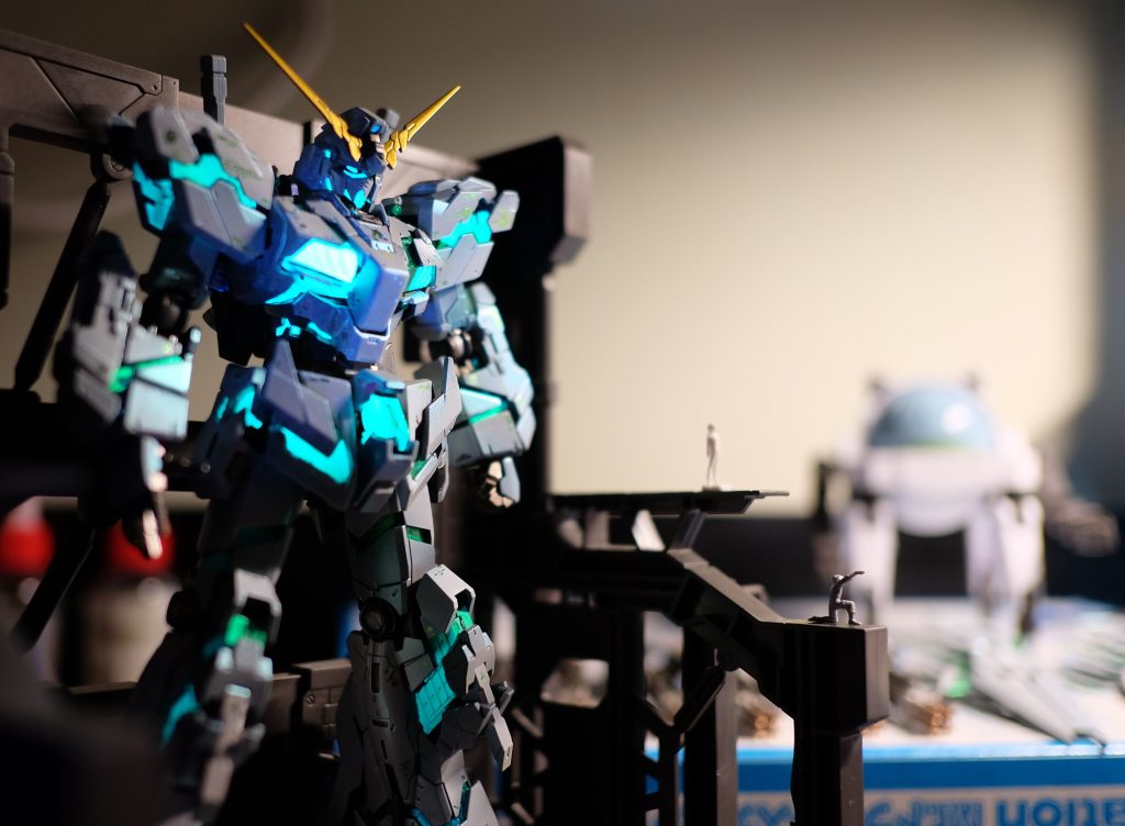 発光部分には主にGaianotes 104を使用して、メタリックとUVのトーンを同時に表現しました。ミニキャラとベースはバンダイのエクストラパーツシリーズからです。