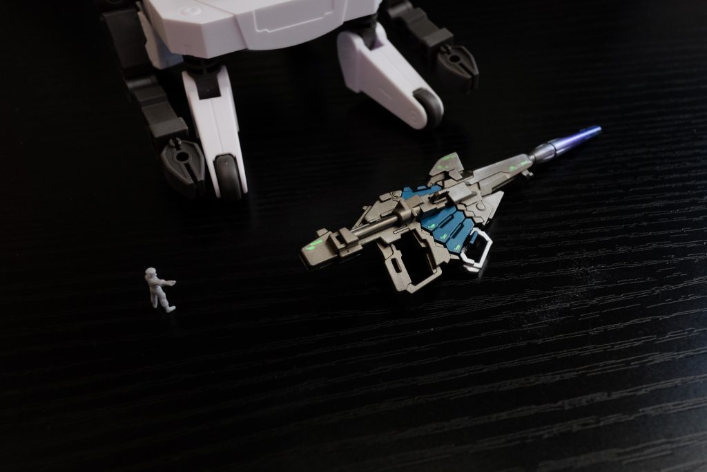 このビームマグナムはガンメタルで塗装し、バレル部分にはクリアブルーとパープルを塗って焼け跡を示しました。