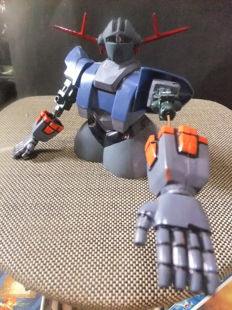 ガンダム買えなくて・・・。そんな時に高確率で何故か?残っていた💦ジオングです。自分は量産型ゲルググ 500円との二者択一でこちらを選択しています。