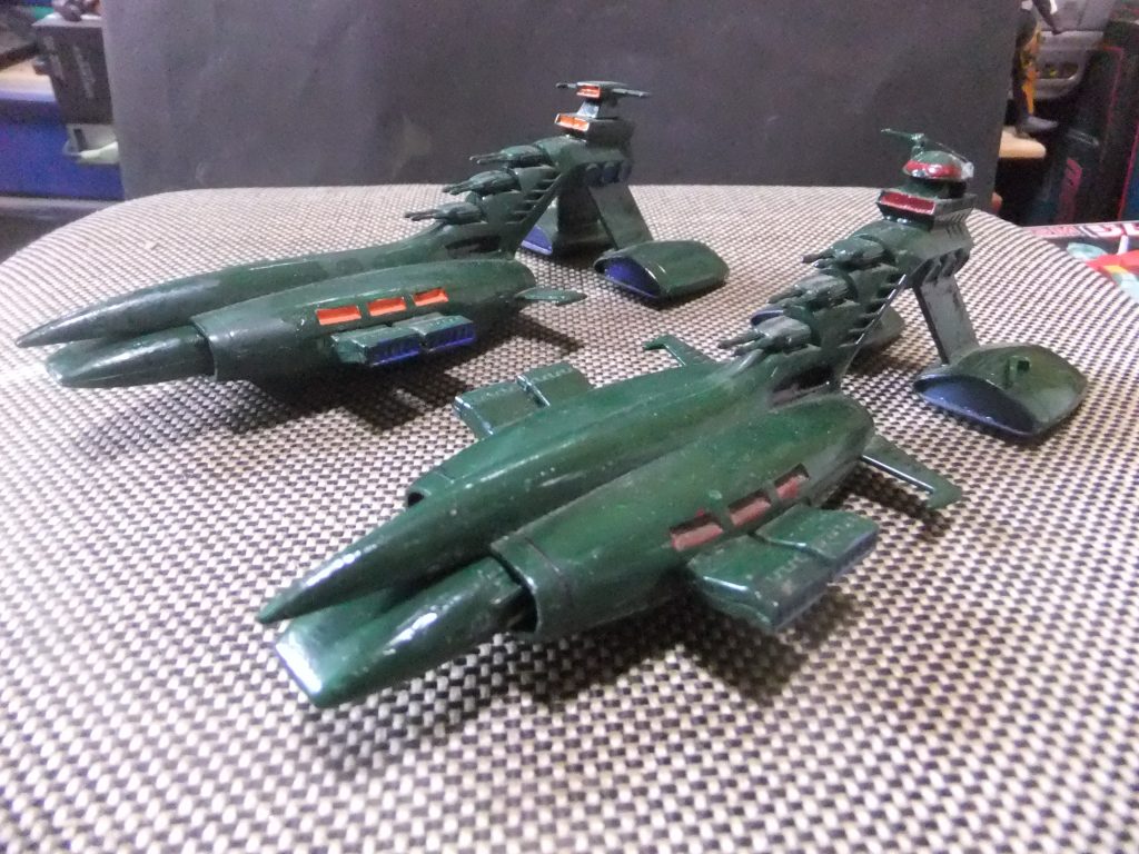 ガンダムやシャアザクが買えなかった時に高確率で購入していた?ムサイ シャア専用ムサイです。経年劣化でアンテナ破損は必須ですが部品を回収できたのでセーフです