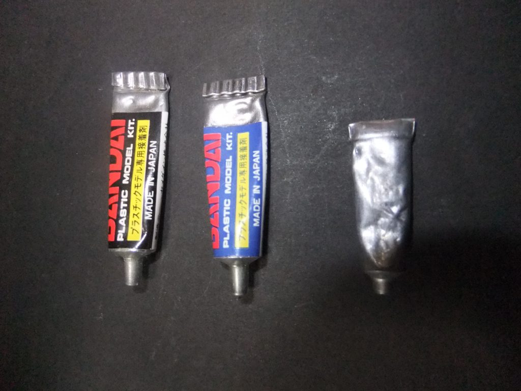 今回は昔々はキットに付属していた接着剤 バンダイマーク版 二種類 無地のものをあげています。