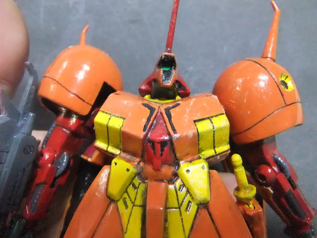 コンデションが問題だったのが？R・ジャジャです。つや消し仕上げで良好なのに対して　タミヤの艶アリで仕上げたために３９年経過した現在でも完全乾燥出来ずに梱包材で入れていたテッシュを塗装面に張り付いてしまっています💦   