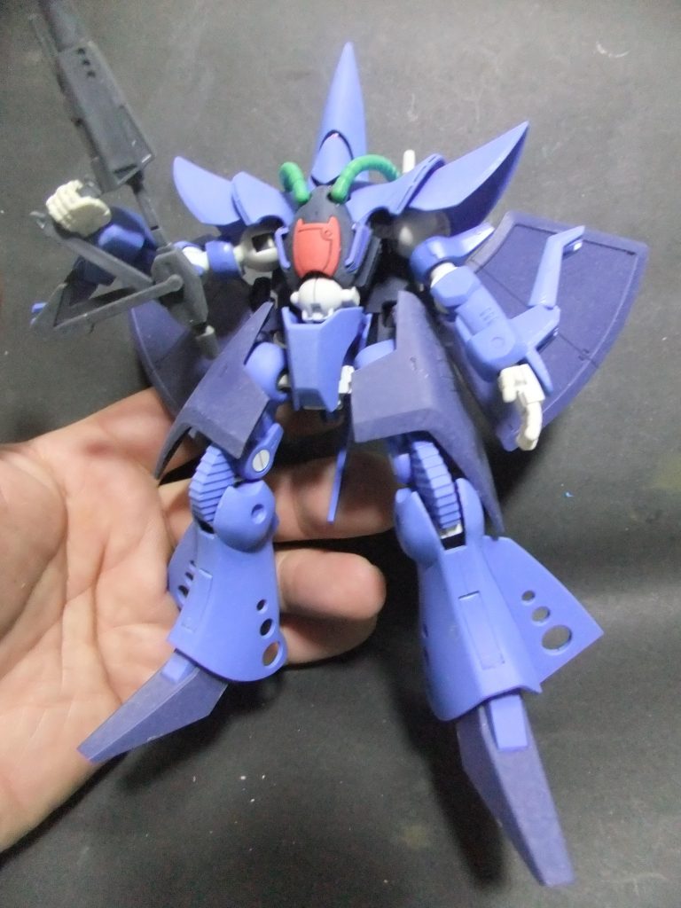 同時に発掘した　HGUC　ハンブラビなのですが？経年劣化や破損はないのですが　多湿の影響でうっすらとカビが生えてしまっています（笑）