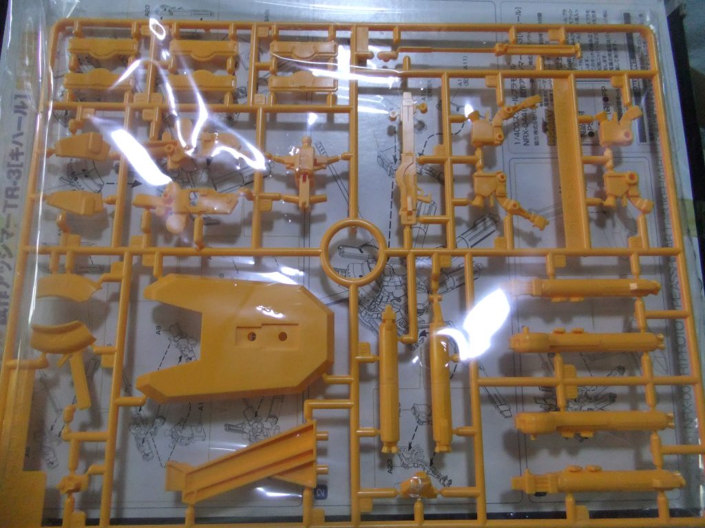 スケールは1/400で部品点数は抑えられたキットとなります。