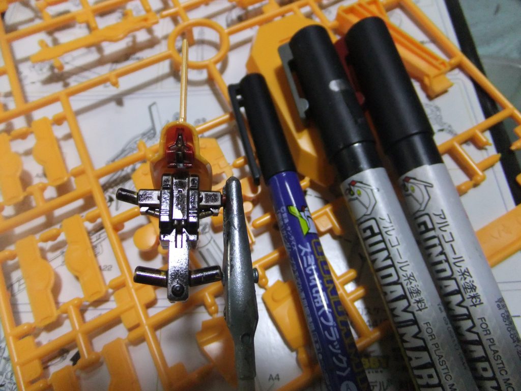 組んでしまうと塗りにくくなりそうなので組立ながらガンダムマーカーで塗装していきます。