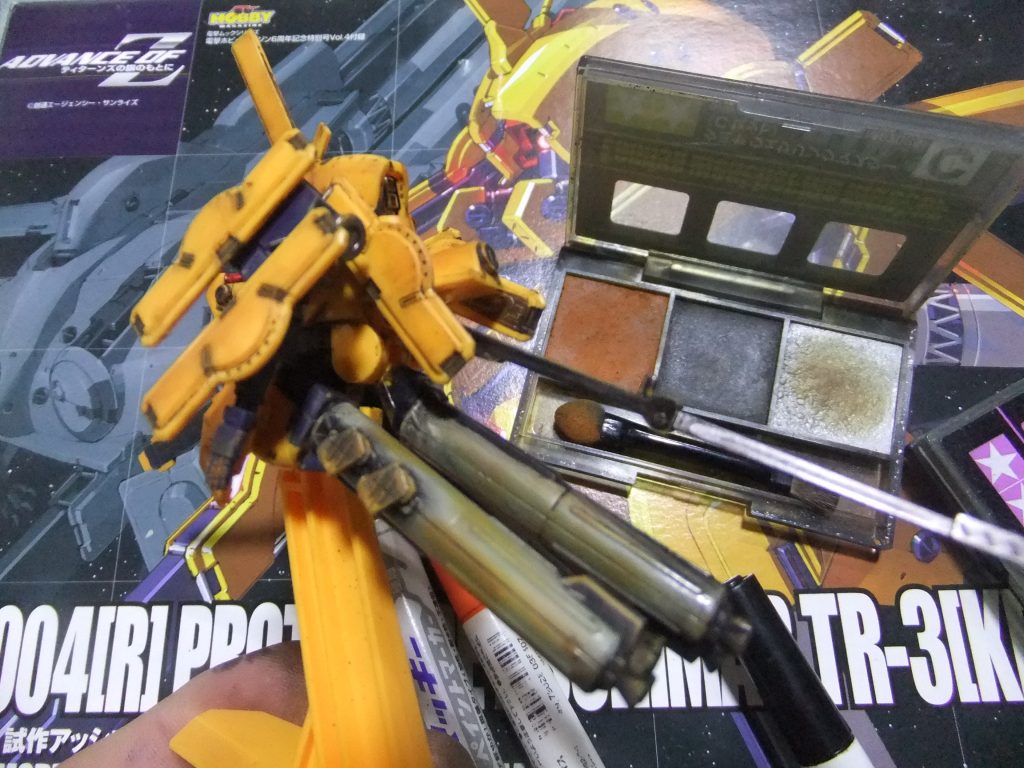 タミヤのウェザリングカラーで更に情報量を加えます。