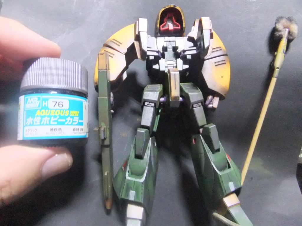 エッジ部分は水性カラーの焼鉄色でポンポン行って自己主張が強い場合はシタデルの重ね塗りで「馴染ませる」マス。