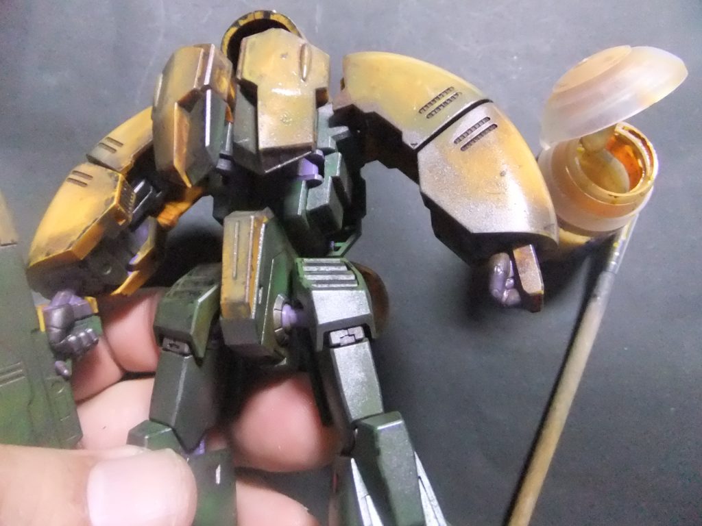 オレンジイエロー部分をシタデルで重ね塗りで気持ち発色を良くします。