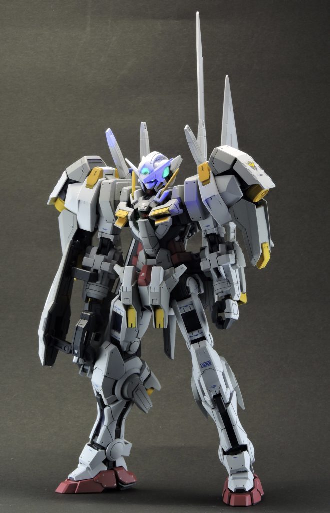 ツインアイやクリアーグリーンのパーツには蛍光色を塗っていて青のパーツをグレーにしてプロトタイプっぽく仕上げました