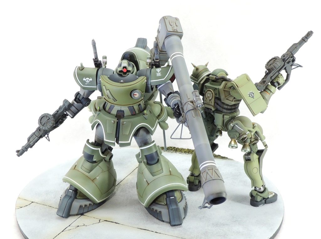 ■スカート・腰部　パネルラインやハッチをスジ彫りで表現し、塗装時にシェードとハイライトで強調しています。　腰部の左右後方スラスターのノズルは、メタルスラスターの8.0mm×2個と6.0mm×4個を使用し、精密感をアップさせました。