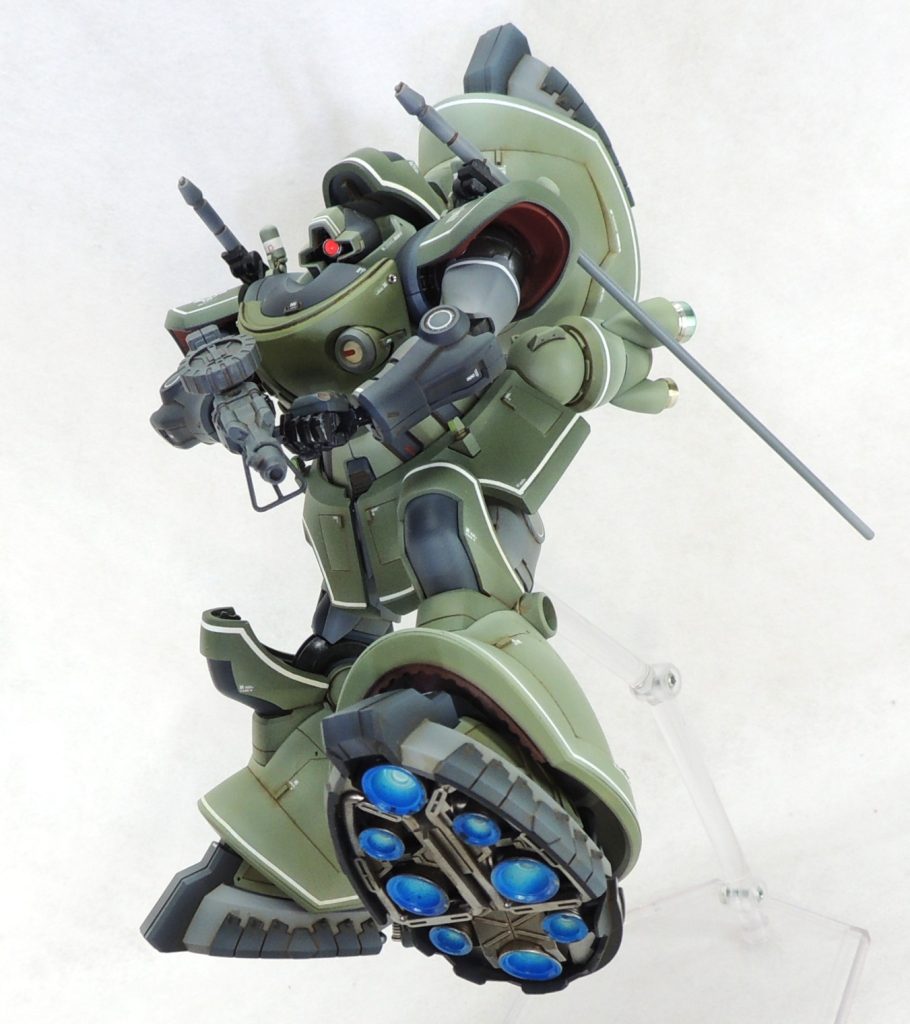 ■塗装方法⑵(ホワイトのラインが有る場合)　ホワイトのラインが必要な箇所は、①サフ吹き、②ホワイト吹き付け、③0.7mm幅マスキングテープ貼付け、④再度サフ吹き、⑤基本色塗装、⑥ハイライト吹き付けの順序で塗装しました。 