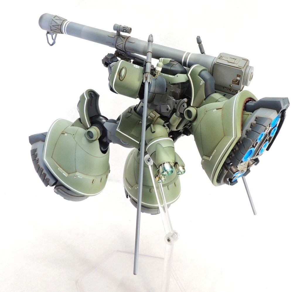 ■ポージングについて　ジャイアント・バズーカのグリップの可動やリック・ドムの手首が曲がるギミックのおかげで、正面に構えることが可能です。ザクのマシンガンも無改造で持たせることができるため、武装の幅が広がります。