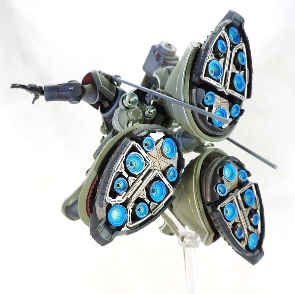 ■ヒート・サーベル　キットの個体差のせいか、ヒート・サーベルの緑色のパーツが大きく湾曲して使いにくくなっていたため、タミヤ製2.0mm丸棒で新造しました。また、見栄えを優先させて5.0mm延長しています。柄との接続は、φ1.0mm真鍮線を使用しました。 