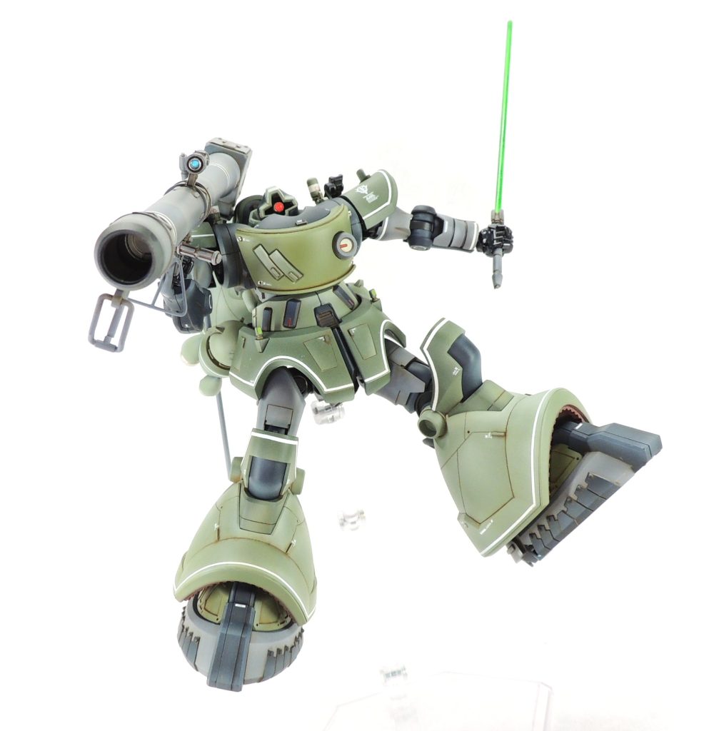 ■ジャイアント・バズーカ　グリップの肉抜き穴をプラ板で塞いで市販パーツでディティールを追加するとともに、φ0.8mm真鍮線で三角形の支柱を作り直しました。　照準器内にハイキューパーツ製SPプレート及びルミドーム2蛍光ブルーを設置しています。弾倉周辺にはエッチングパーツを貼り付けて、ディティールを追加しました。 