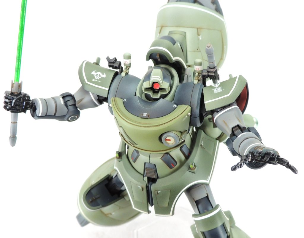 ■頭部　モノアイをハイキューパーツ製SPプレート及びルミドーム２蛍光ピンクに置き換えました。新商品のルミドーム２は、ブラックライトで照らすと暗闇でも輝きます。　十字型モノアイガードのひさし部分は、ホワイトの二十ラインをマスキング塗装で表現しています。