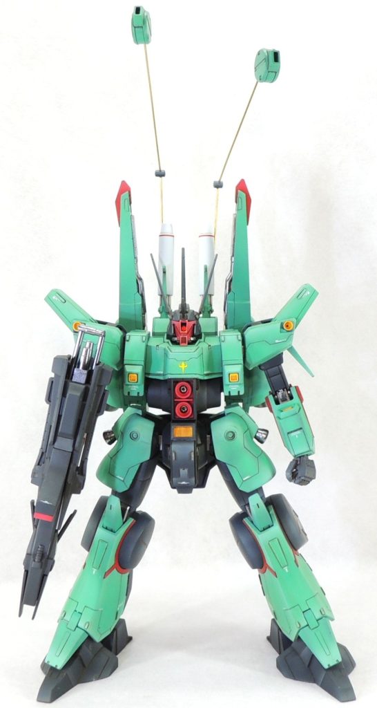 基本的にスジ彫りやプラ板・プラ材の貼付け等によりディティールを追加しました。■主なカラーと塗装法 本体グリーン部…ホワイト40%+デイトナグリーン30%+インディブルー30% 本体グレー部…メカサフヘヴィ+インディブルー少々 ノズル内部等…エヴァオレンジイエロー シャドウとハイライトのラデーションを意識して塗装しています。広い面の中央部や各面の上側には、ホワイトを混ぜて明度を上げた色をうっすらとエアブラシで吹き付けて立体感を強調しました。