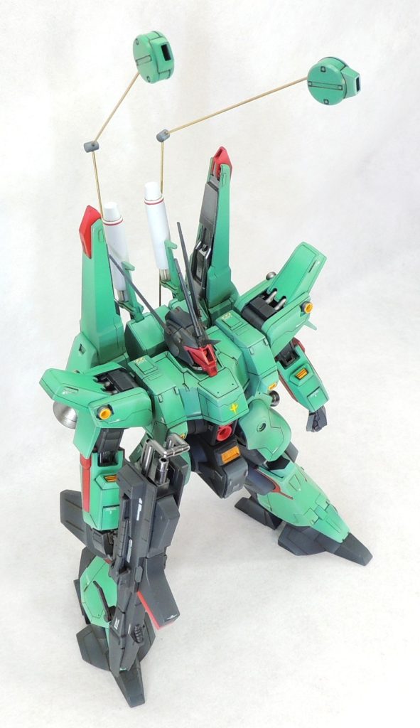 インコムを射出したところを再現しています。キットにはインコムの本体が付属していますが、射出状態を再現するパーツは入っていないため、ランナーとφ0.8mm真鍮線で有線式の接続部品を製作しました。