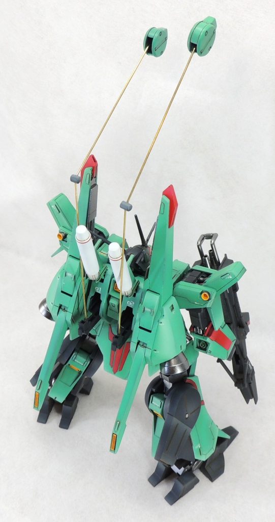 専用パイロンに設置された2基の大型対艦ミサイルを避けるかたちで射出状態を再現しています。