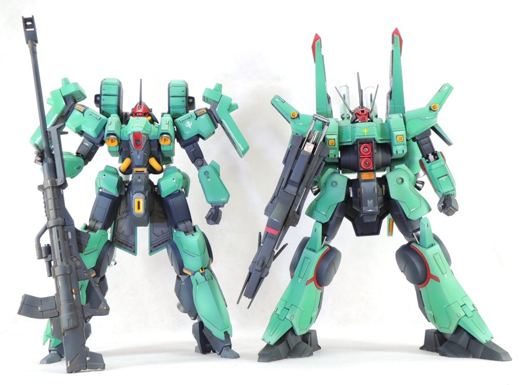 キットの発売時期は、ドーベン・ウルフが2014年、リーベン・ヴォルフが2025年で、約10年の開きがあります。両者を比較すると、外観は似て非なるものであることがよく分かります。また、バンダイの技術の進化は目覚ましく、合わせ目の目立ちにくい部品分割・関節の保持力の向上・目立たないゲート跡等、当然のことながら後発のリーベン・ヴォルフの方が優れていると思います。