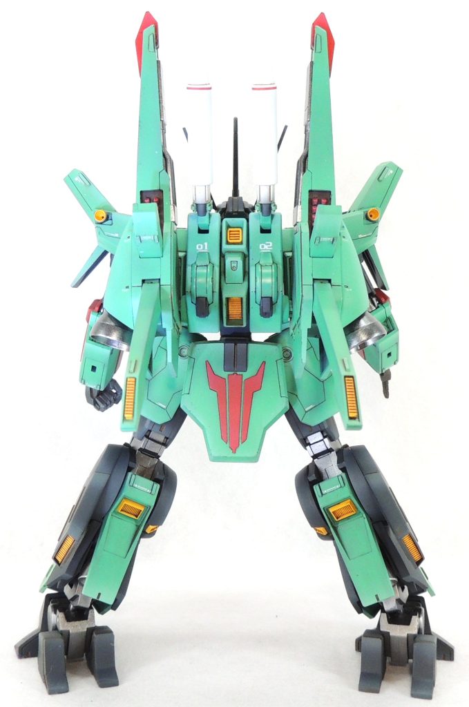 背面のバーニアバインダーに、マイクロミサイルポッドの開閉ギミックがあります。インコムは左側を1番機、右側を2番機とし、デカールで数字を入れてみました。