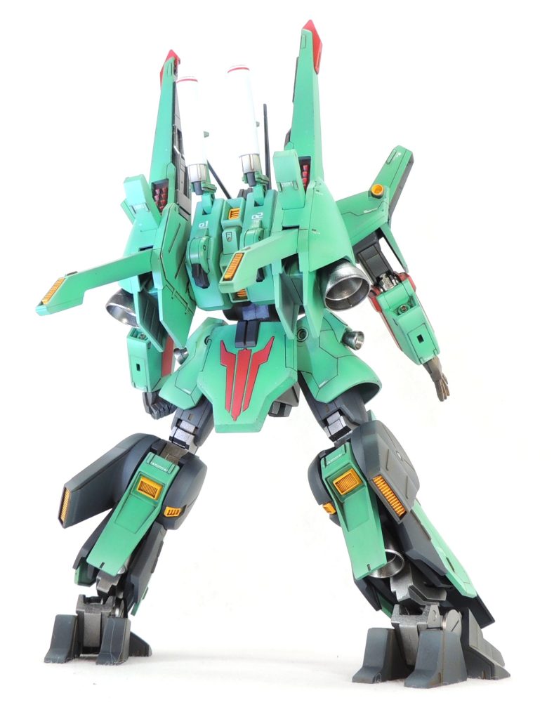 ガッシリと力強いフォルムです。かかとの肉抜き穴はプラ板で丁寧に塞ぎました。大改造は施していませんが。丁寧な工作を心がけて製作しました。