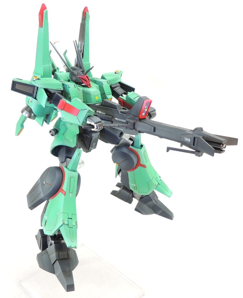 専用メガ・ランチャー(ビーム・ライフル)を両手で構えたところです。対マシュマー戦では、スペース・ウルフ隊が右手だけで構え、左手は分離してザクⅢを掴んでいました。そのまま電撃とメガ・ランチャーの集中砲火で集中砲火を浴びせることに…。