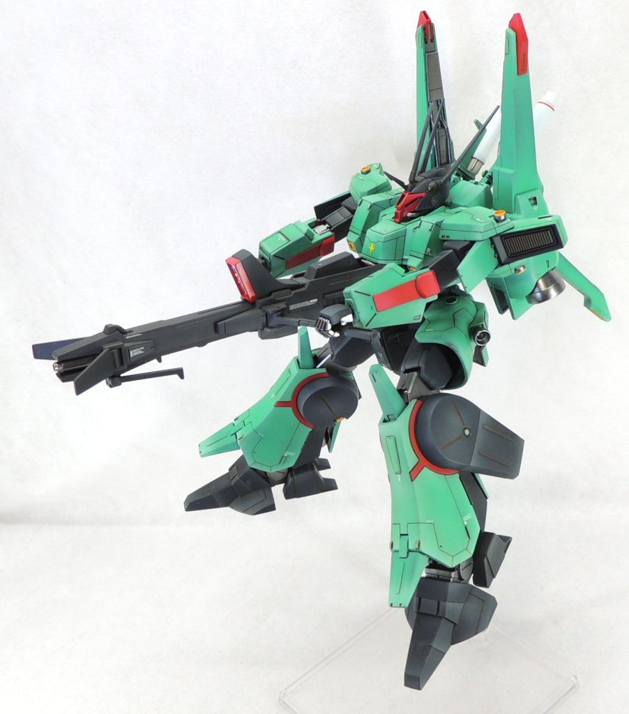 胸部メガ粒子砲の内部にはハイキューパーツ製の金属パイプを埋め込んでいますが、専用メガ・ランチャーの後部と本体を接続できるように調整しました。