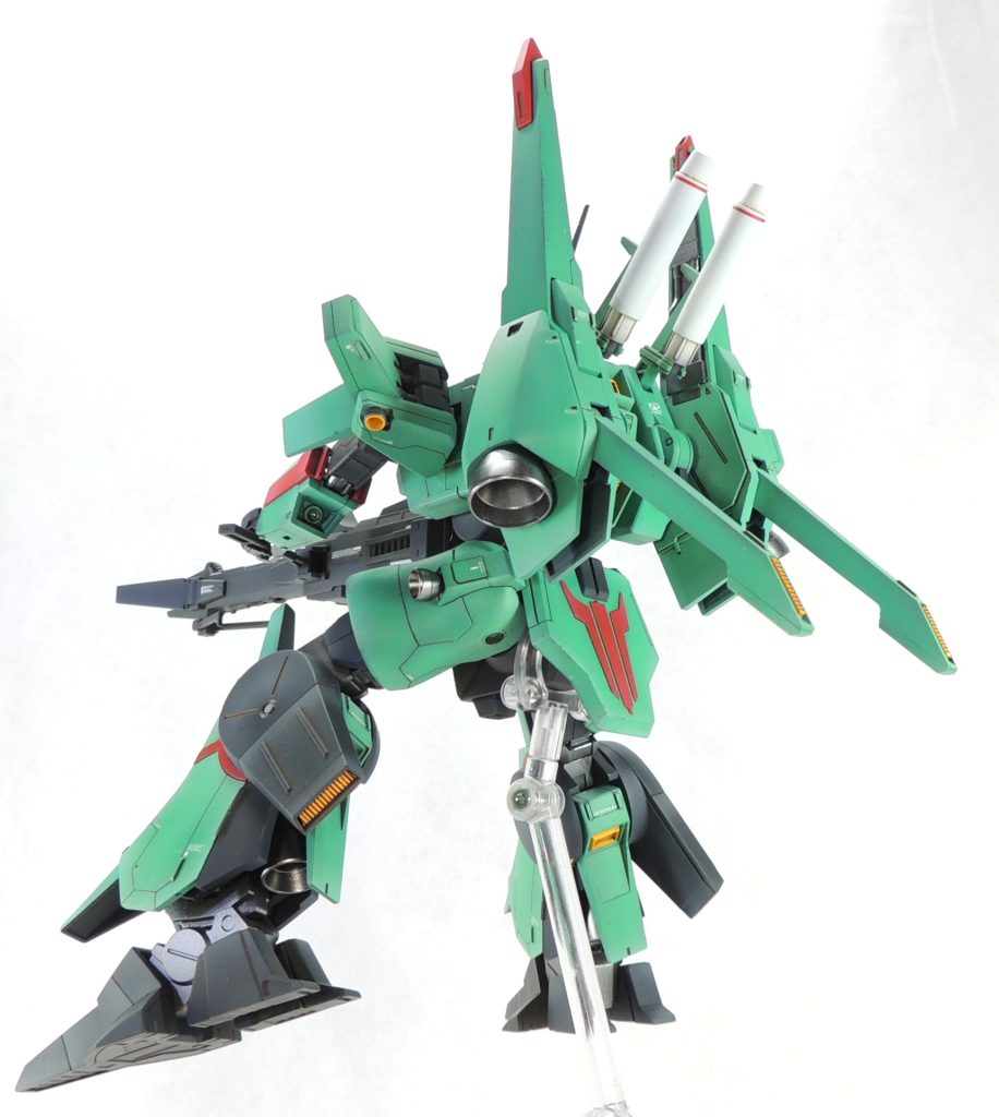 専用メガ・ランチャーの左右のグリップは長さが十分にあるため、楽に両手で構えることができました。