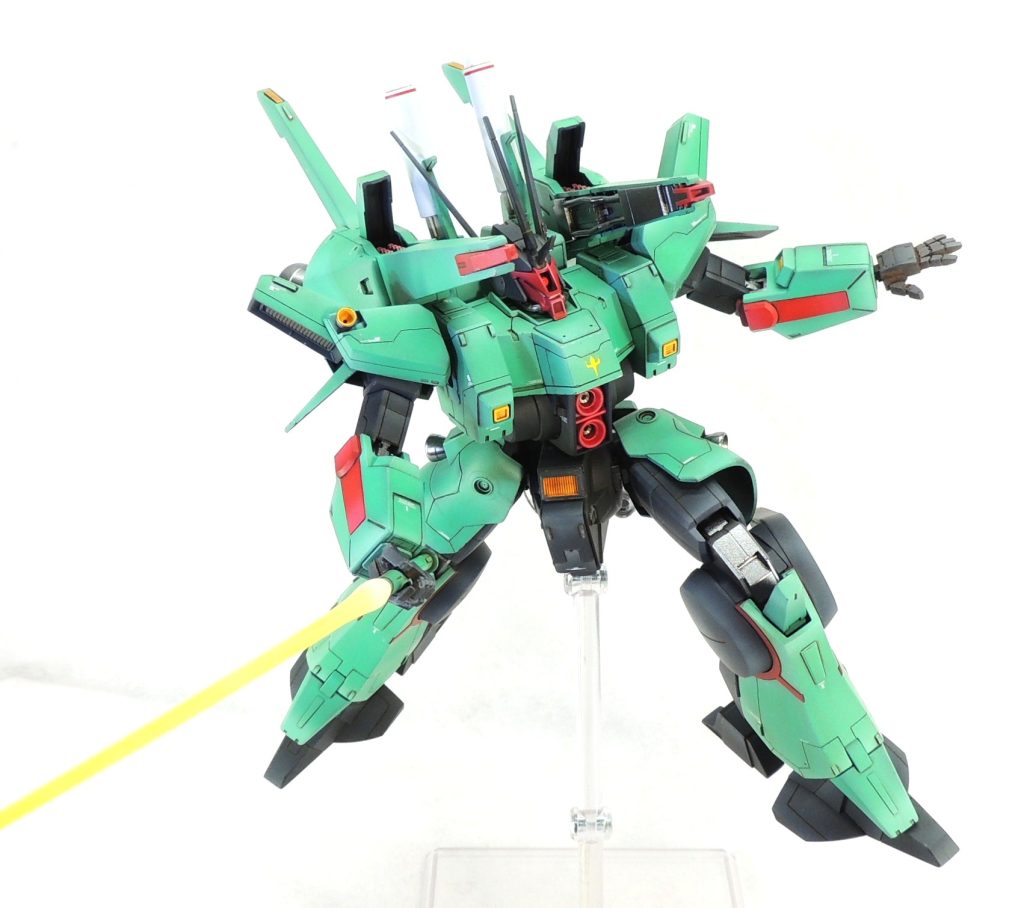 ビーム・サーベルを構えたところです。ビーム・サーベルの収納位置は大腿部アーマーの丸い部分ですが、キットの構造上、着脱はできませんでした。あえて改造はしないことにします。