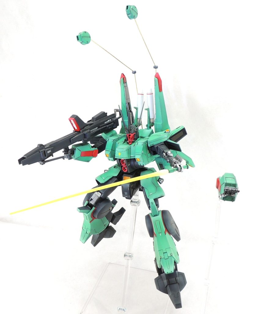 前腕の分離状態を指揮官機の無線式として再現し、隠し腕でビーム・サーベルを構えさせてみました。ドーベン・ウルフは約10年前のキットですが、ユニコーンの袖付き版(HGUC №160)からZZ版(HGUC №173)に先祖返りして発売されており、プロポーションは良好。武装もてんこ盛りで作りごたえのあるキットでした。
