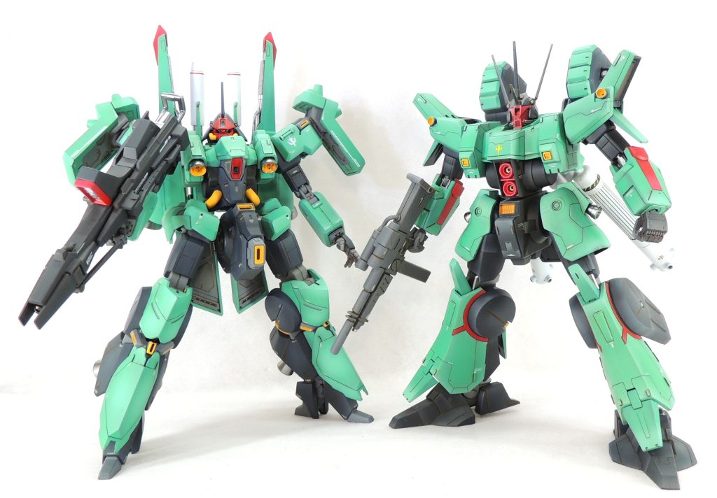 互いのバックパックと武装を交換してみたところ、リーベン・ヴォルフの重武装化とドーベン・ウルフの軽装化を簡単に再現できました。背面の縦に2つ並ぶ接続穴とバックパックの軸が共通しているため、コンバートは容易でした。手のパーツも両機とも同じ規格のため、バックパック同様、差し替えただけです。