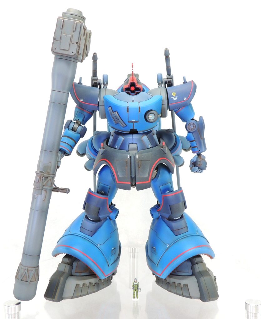 ■頭部 モノアイはハイキューパーツルミドーム2蛍光ピンクに置き換えました。賛否はあるかもしれませんが、好みで指揮官機特有のブレードアンテナをプラ板で自作して取り付けています。完成後の強度を確保するため、モノアイガードの上面に0.9mm幅のBMCタガネで溝を彫ってから接着しました。ジークアクス公式サイトに掲載されている設定画によると、十字のモノアイガードの外側はレッド、内側はブルーに彩色されている(ように見える)ため、塗装で再現することにしました。